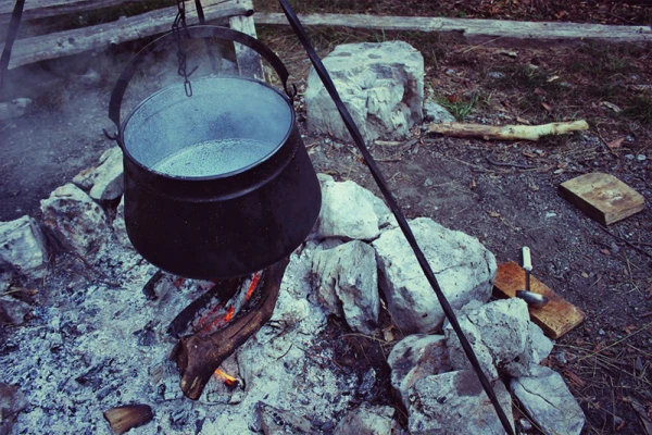 Une marmite au dessus d'un feu