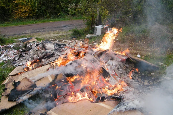 Des déchets en train de brûler