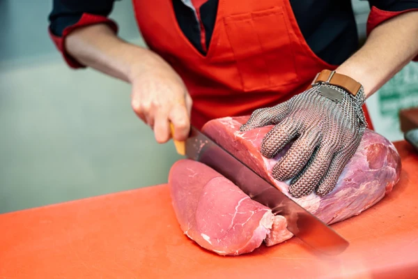 Un boucher coupe de la viande