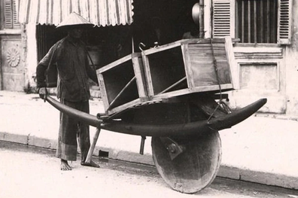 Une brouette chinoise porté par un homme