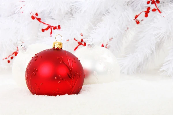 Des boules de Noël rouges et blanches