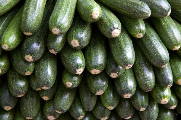 Un tas de courgettes