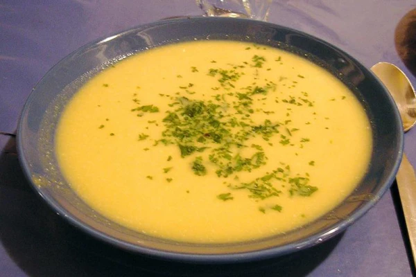 Un velouté de carottes dans une assiette